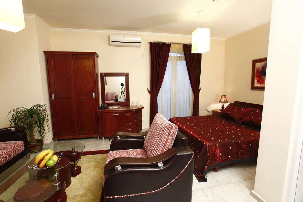 Hotel Luxor Suto Orizari Exterior photo