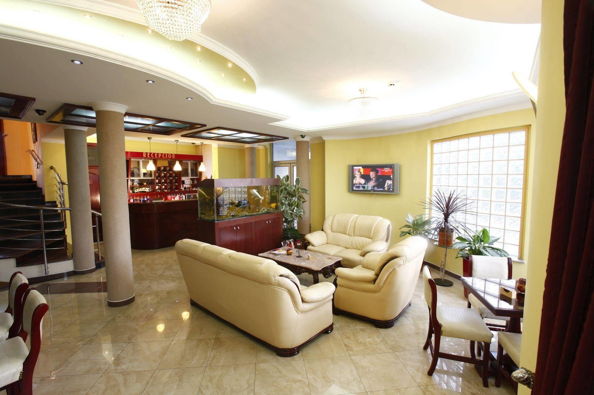 Hotel Luxor Suto Orizari Exterior photo