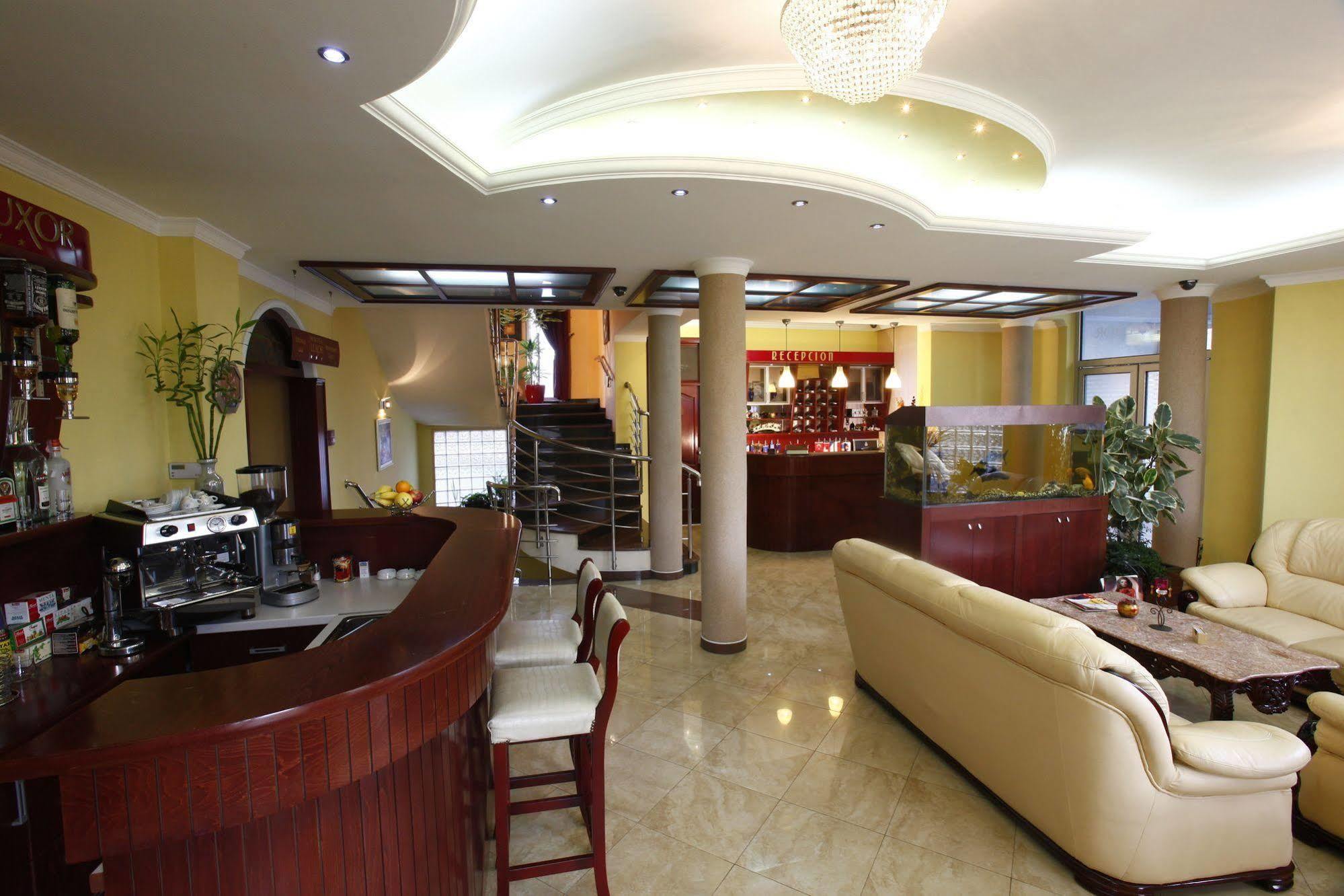 Hotel Luxor Suto Orizari Exterior photo